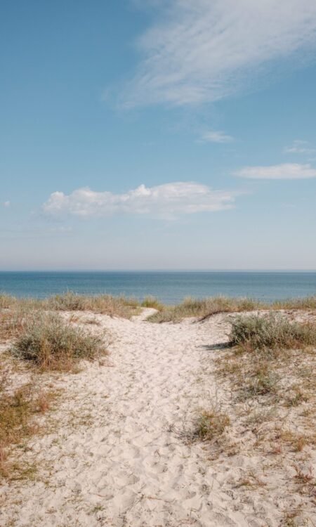 Paysage marin avec ciel bleu et horizon dégagé, représentant la sérénité et la clarté intérieure.