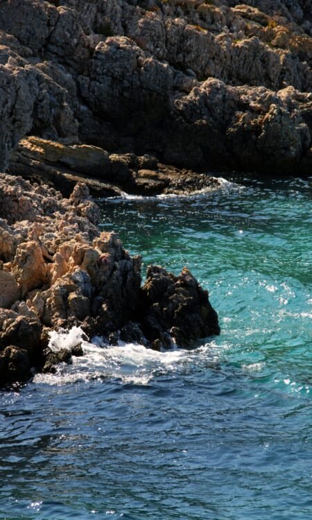 Côte rocheuse au bord de l’océan avec eau turquoise, symbole de résilience et de force intérieure