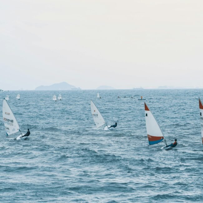 Voiliers en mer au coucher du soleil, représentation du travail collectif et du cap à atteindre