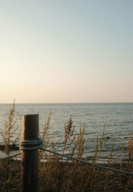 Vue apaisante sur la mer au coucher du soleil, symbole d’ancrage et de direction